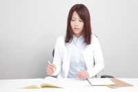 勉強をする女性のイメージ写真